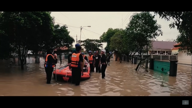 8 Momen Nikita Mirzani Bantu Korban Banjir, Langsung Terjun ke Lapangan lho