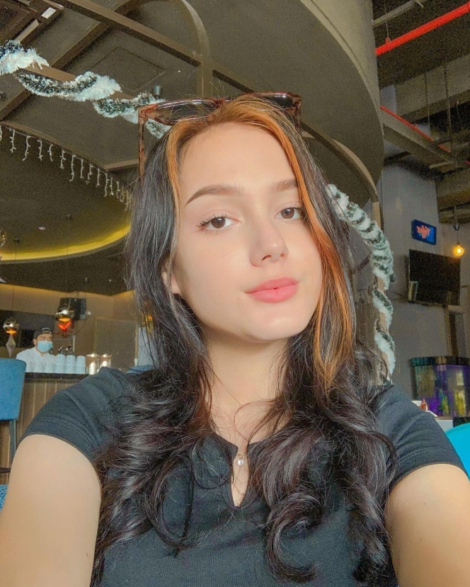 10 Potret Cantik Yasmine, Selebgram Malaysia yang Dikabarkan Dekat dengan Aditya Zoni