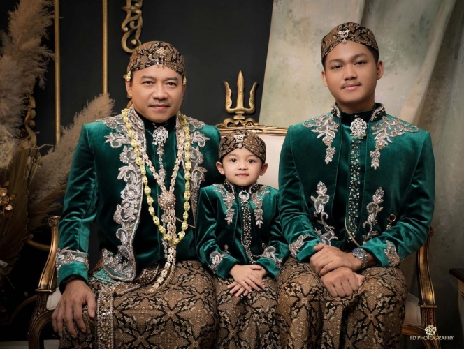 Ini 7 Potret Keluarga Anang Hermansyah dan Ashanty Pakai Kebaya Jawa, Kompak Banget
