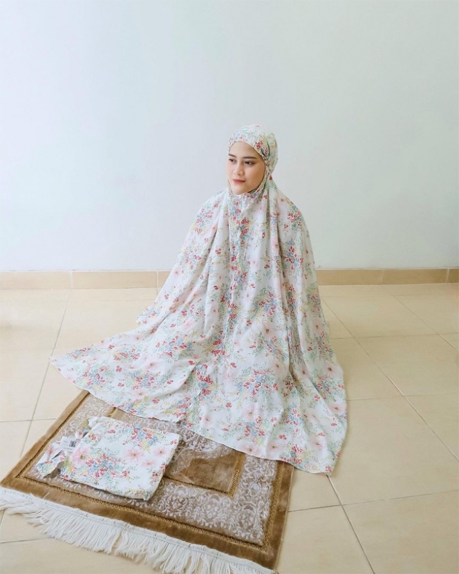 10 Potret Henny Rahman, Istri Zikri Daulay yang Jadi Sorotan karena Foto Lepas Jilbab