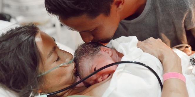 10 Momen Jennifer Bachdim Lahirkan Anak Ketiganya, Penuh Kebahagiaan dan Cinta