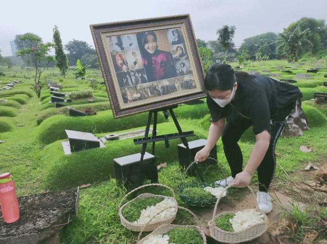 Potret Pemakaman Rina Gunawan yang Akan Dimakamkan Jadi Satu dengan Mendiang Ayahnya