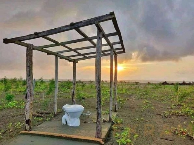 10 Meme WC Outdoor yang Kocak Abis, Dijamin Bonus Angin Sepoi-Sepi deh