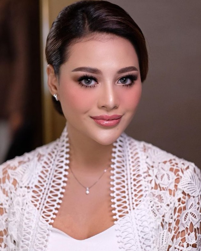 Potret Detail Makeup dan Kebaya Aurel Hermansyah, Bertema Jatuh Cinta dan Bersemu di Hari Lamaran