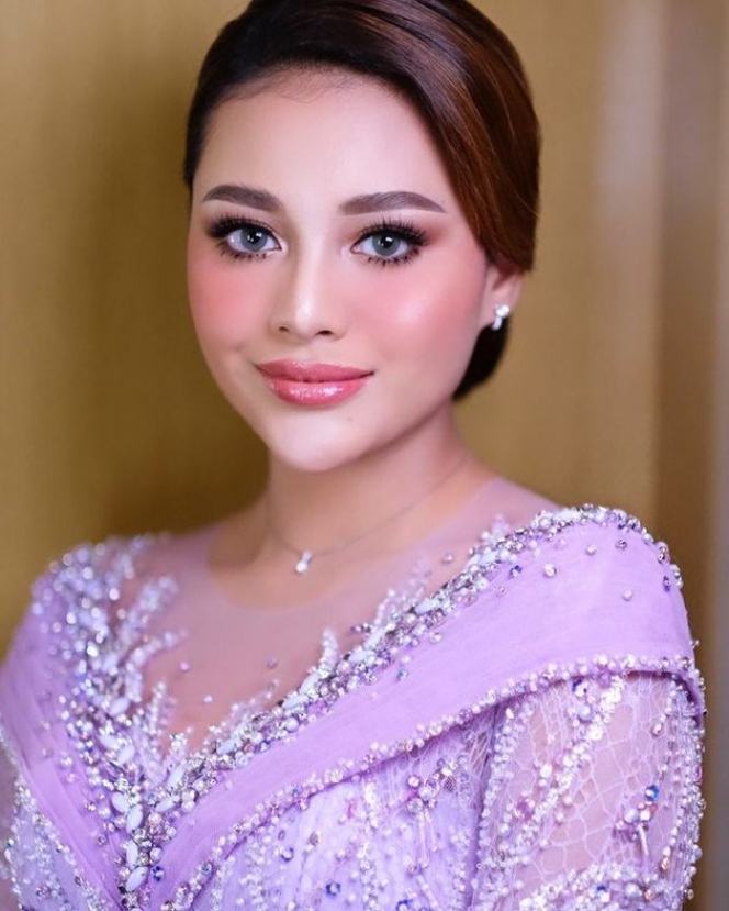 Potret Detail Makeup dan Kebaya Aurel Hermansyah, Bertema Jatuh Cinta dan Bersemu di Hari Lamaran