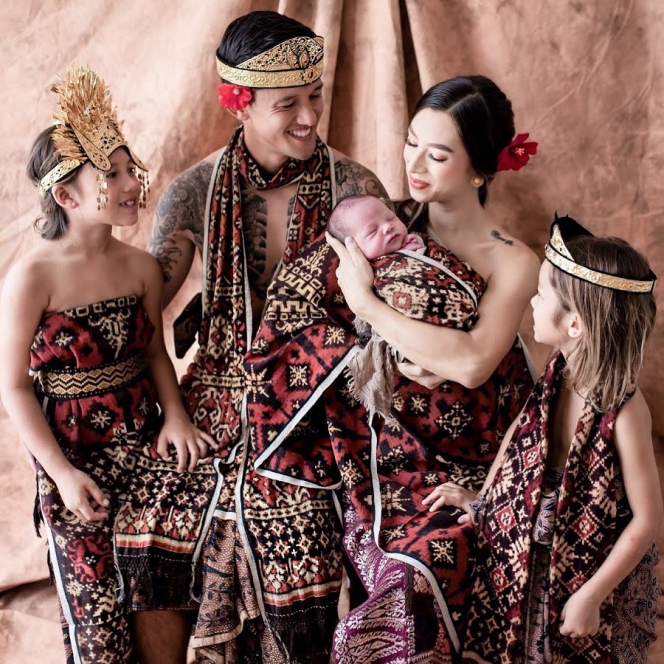 Ini 5 Potret Keluarga Jennifer dan Irfan Bachdim dalam Balutan Baju Adat Bali