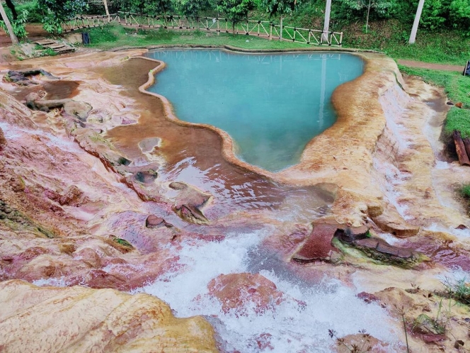 Bikin Rileks, Ini 11 Pemandian Air Panas di Indonesia yang Menyatu dengan Alam
