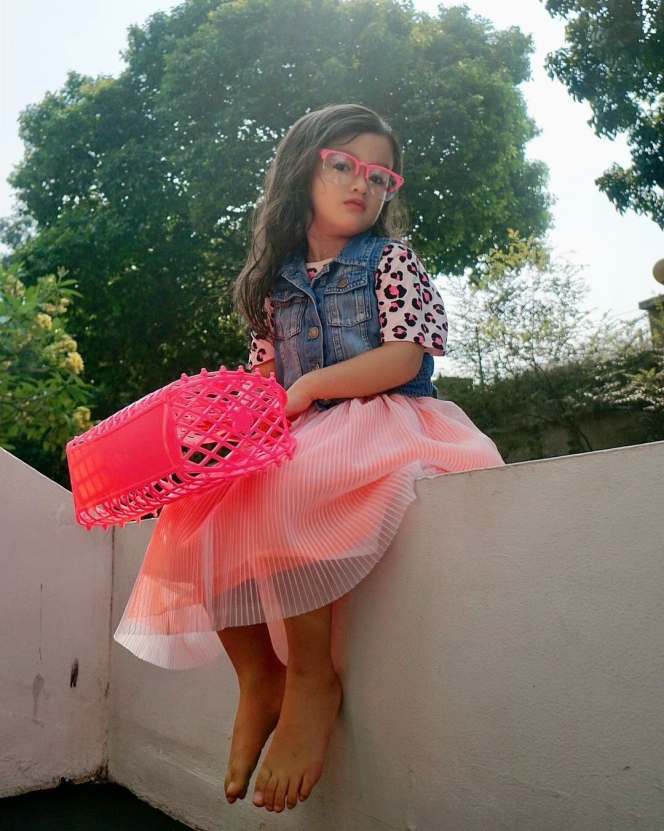 10 Potret Terbaru Salma, Anak Rio Dewanto dan Atiqah Hasiholan yang Cantiknya Kayak Boneka Barbie