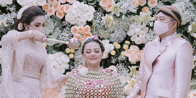 Ini 10 Potret Siraman Aurel Hermansyah Pakai Baju Pink, Haru dan Bahagia Menjadi Satu