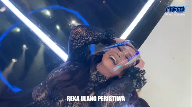 8 Potret Maia Estianty Jatuh dari Panggung Indonesian Idol, Bukannya Ditolong Malah Diketawain