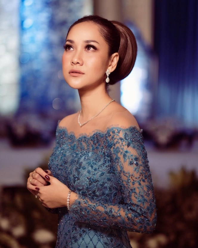 10 Potret Selebriti Indonesia Pakai Sanggul, Cantiknya Bukan Main!