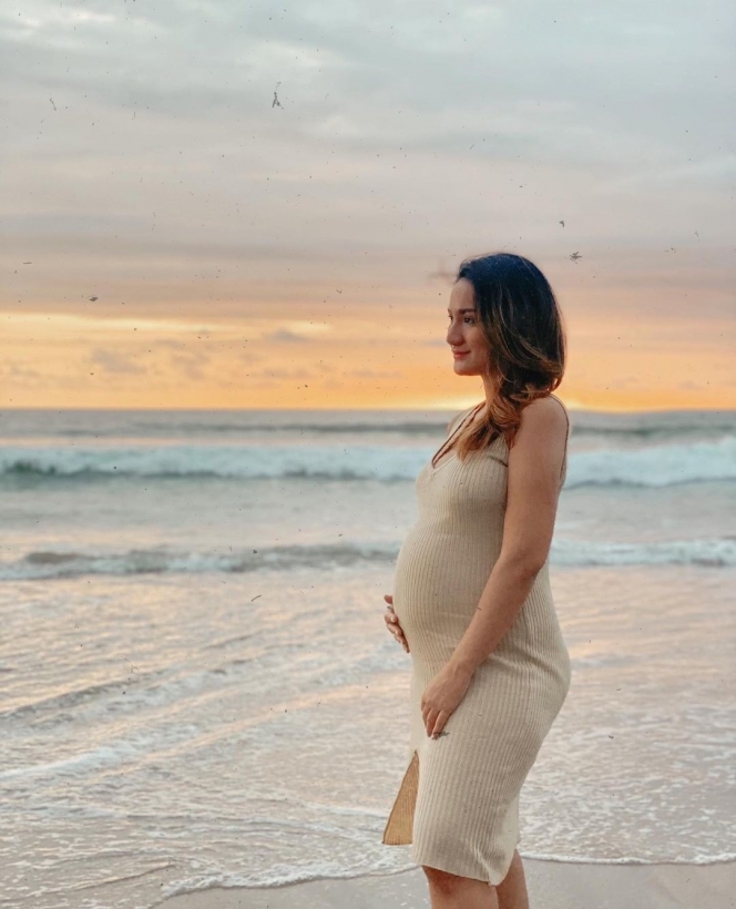8 Maternity Shoot Tengku Dewi Putri, Nikmati Hamparan Pantai hingga Bersender Manja Dipelukan Suami