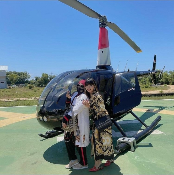 Kompak, Potret Mantan Istri Kiwil Rohimah Liburan Bareng Eva Bellissima Naik Helikopter!