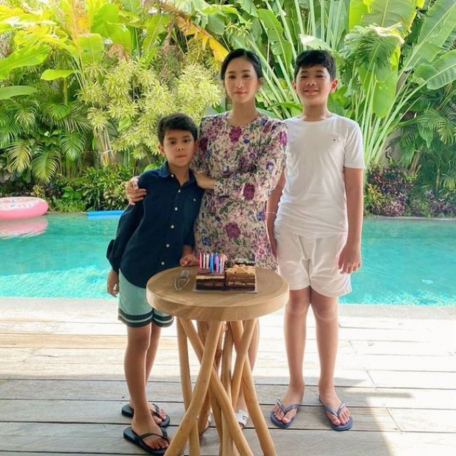 Potret Bunga Zainal Rayakan Ulang Tahun ke-34 Tahun, Berasa Kakak Adik Foto Bersama Anak!