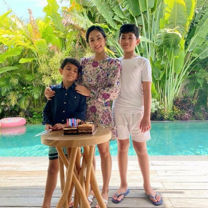 Potret Bunga Zainal Rayakan Ulang Tahun ke-34 Tahun, Berasa Kakak Adik Foto Bersama Anak!