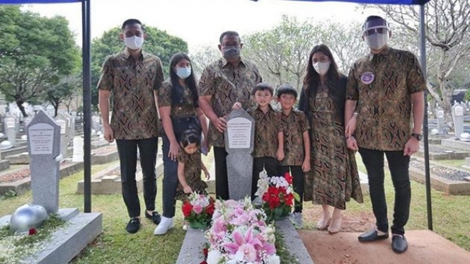 8 Momen Annisa Pohan dan Aliya Rajasa Kunjungi Makam Ani Yudhoyono, Wajah Sendu SBY Bikin Sedih