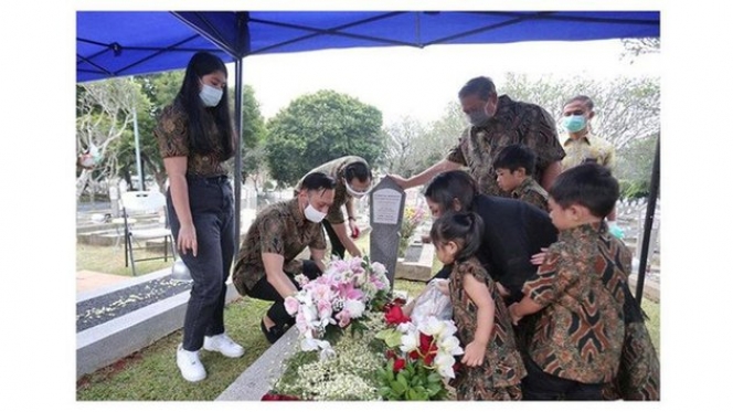 8 Momen Annisa Pohan dan Aliya Rajasa Kunjungi Makam Ani Yudhoyono, Wajah Sendu SBY Bikin Sedih