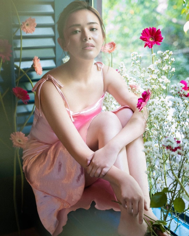 Bertabur Bunga, Ini 8 Potret Amanda Manopo dengan Nuansa Pink!