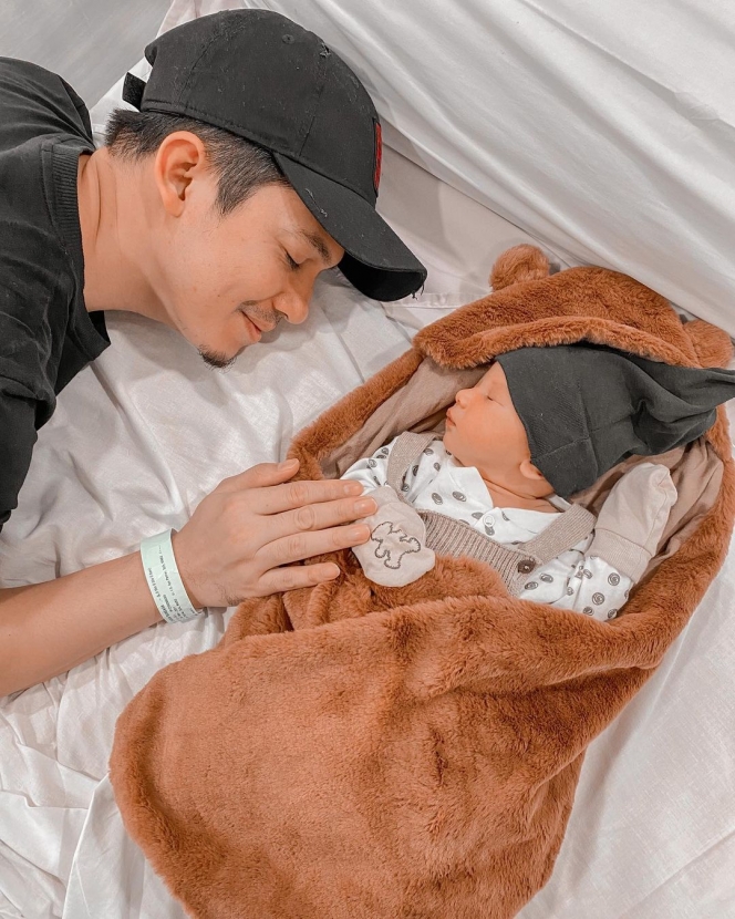 Papa Baru yang Siaga Banget, Berikut 6 Potret Irwansyah Momong Baby Ukkasya