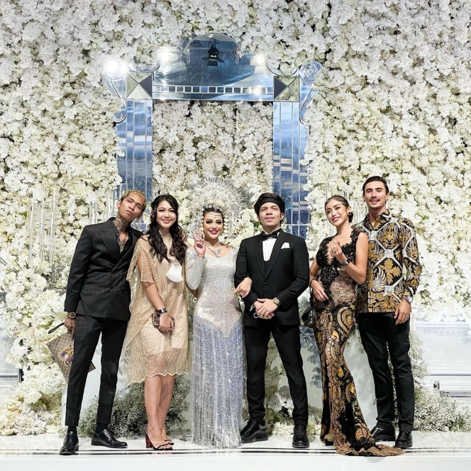 Sederet Potret Jessica Iskandar di Acara Pernikahan Atta-Aurel, Kebayanya Bikin Salfok!