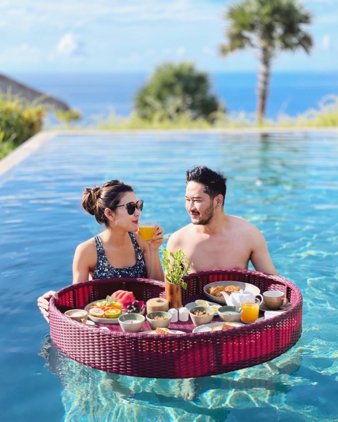 7 Potret Liburan Syahnaz Sadiqah dan Suami di Bali, Manis Banget kayak Lagi Honeymoon!