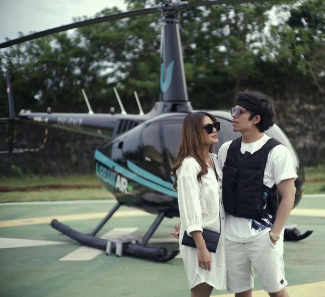 7 Potret Keseruan Atta Halilintar dan Aurel Hermansyah Honeymoon Naik Helikopter, So Sweet!