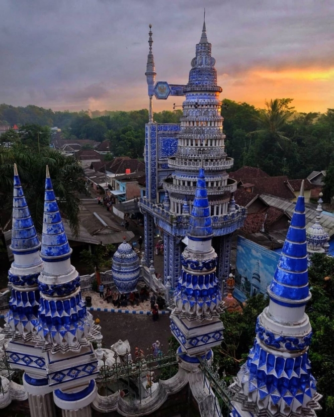 10 Potret Masjid dengan Arsitektur Paling Unik di Indonesia, Auto Bikin Rajin Salat Nih!