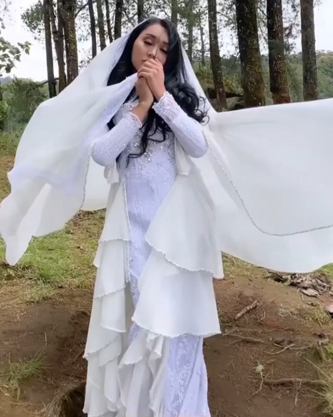 7 Potret Lucinta Luna Pakai Hijab, Tampilannya Bikin Pangling!