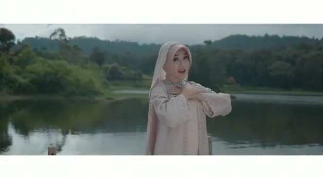7 Potret Lucinta Luna Pakai Hijab, Tampilannya Bikin Pangling!