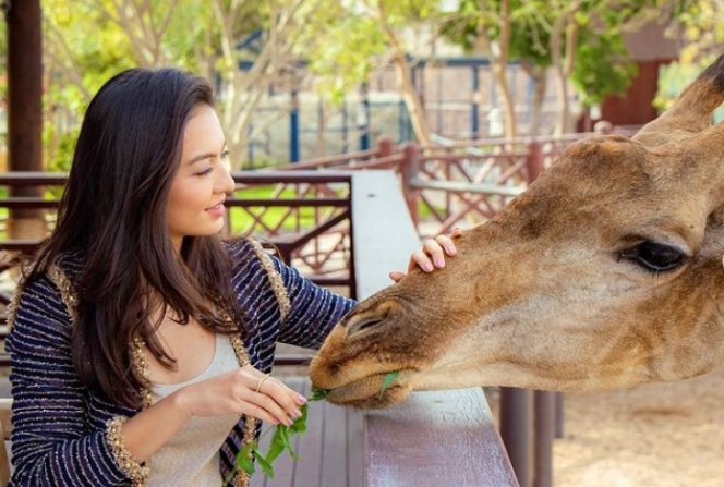 Raline Shah Bagikan Momen Kunjungi Private Farm Dubai, Ada yang Lagi Makan Bareng Jerapah