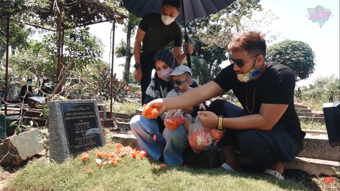 10 Momen Ammar Zoni dan Irish Bella Ajak Baby Air Kunjungi Makam Mendiang Anak Kembarnya