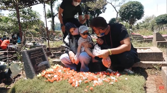 10 Momen Ammar Zoni dan Irish Bella Ajak Baby Air Kunjungi Makam Mendiang Anak Kembarnya