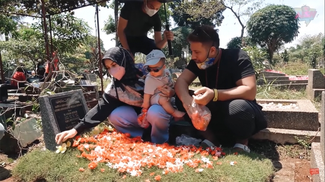 10 Momen Ammar Zoni dan Irish Bella Ajak Baby Air Kunjungi Makam Mendiang Anak Kembarnya