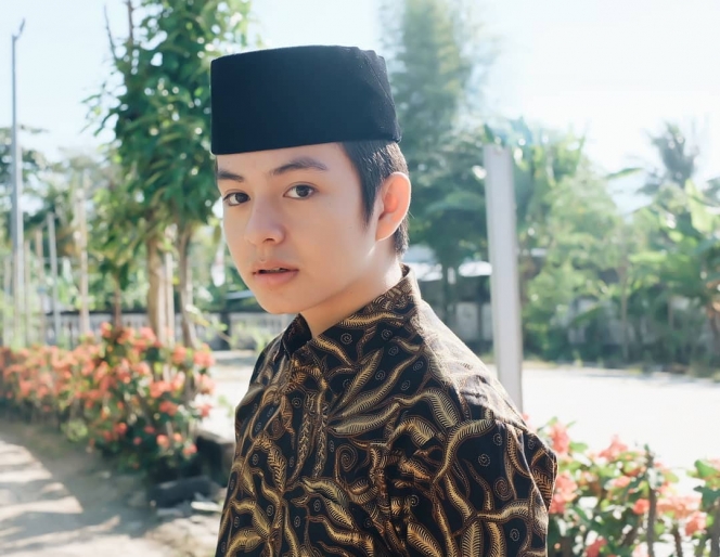 10 Potret Aktor Tampan Indonesia Saat Pakai Peci, Ganteng Banget!