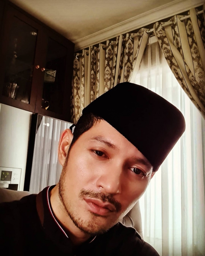 10 Potret Aktor Tampan Indonesia Saat Pakai Peci, Ganteng Banget!