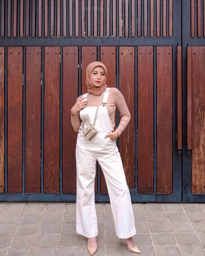 10 Potret Cantik Awkarin saat Berhijab, Pesonanya Bikin Hati Adem Banget!