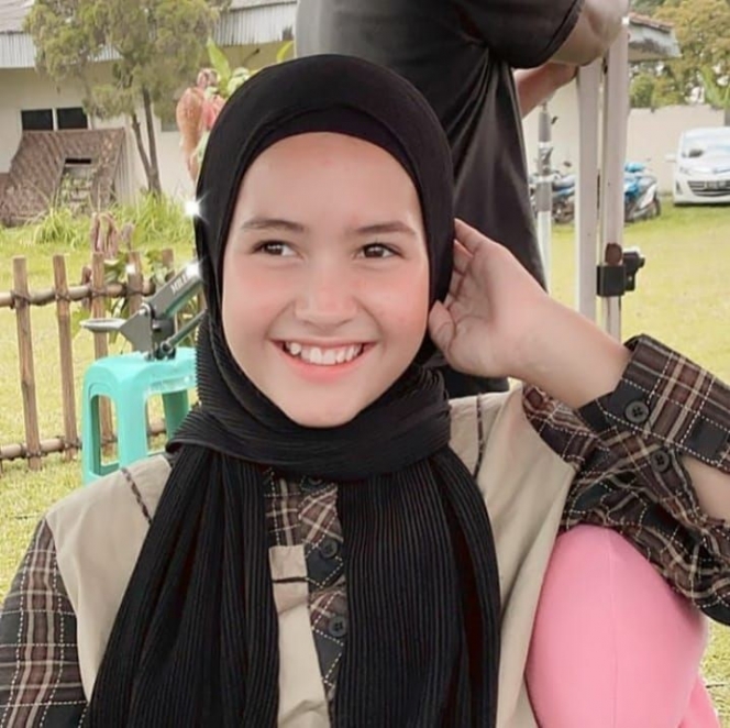 Pesona Sandrinna Michelle Pakai Hijab Jadi Anak Pesantren yang Bikin Hati Adem