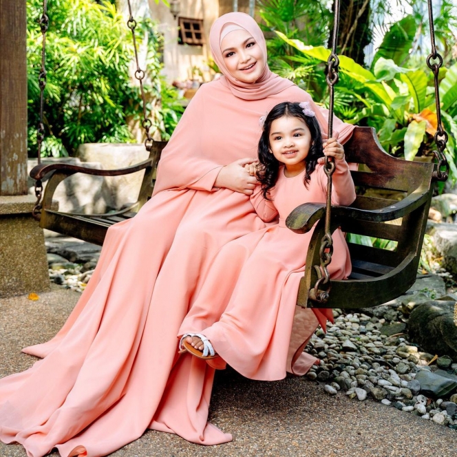 Ini Pesona Baby Aafiyah Anak Pertama Siti Nurhalizah yang Baru Jadi Kakak!