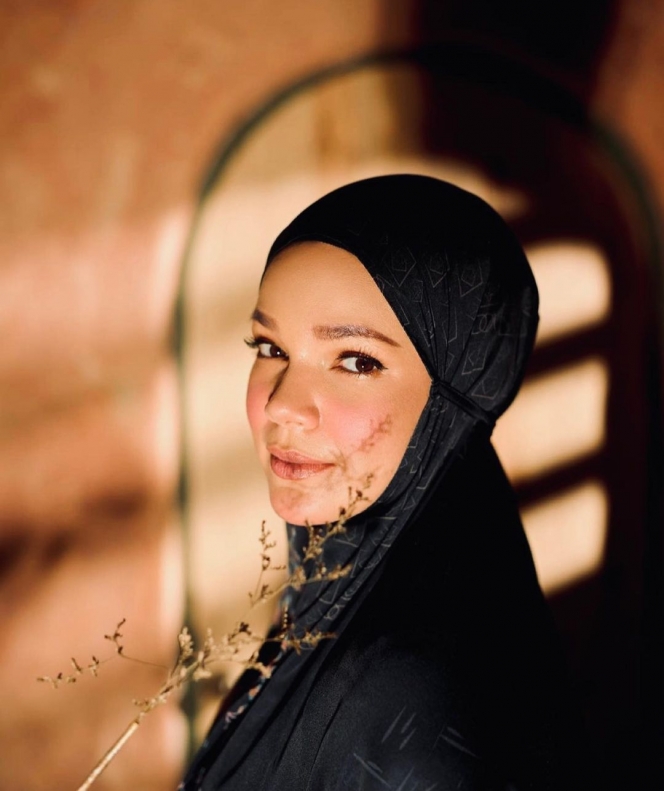Ini Kecantikan Selebriti Mualaf yang Putuskan untuk Pakai Hijab, Memesona!