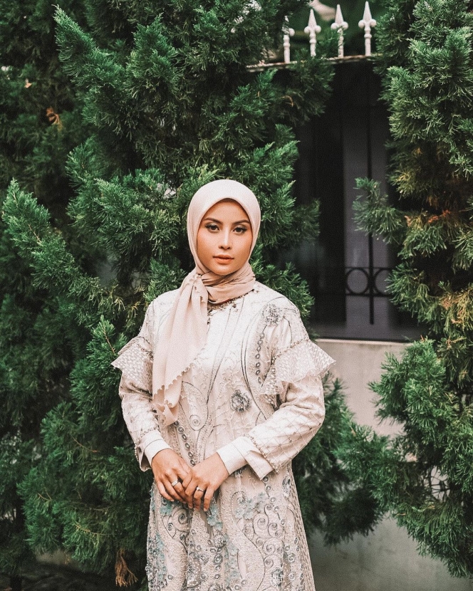 10 OOTD Ramadan ala Awkarin, Bisa Jadi Inspirasi Outfit Buat Bukber nih!