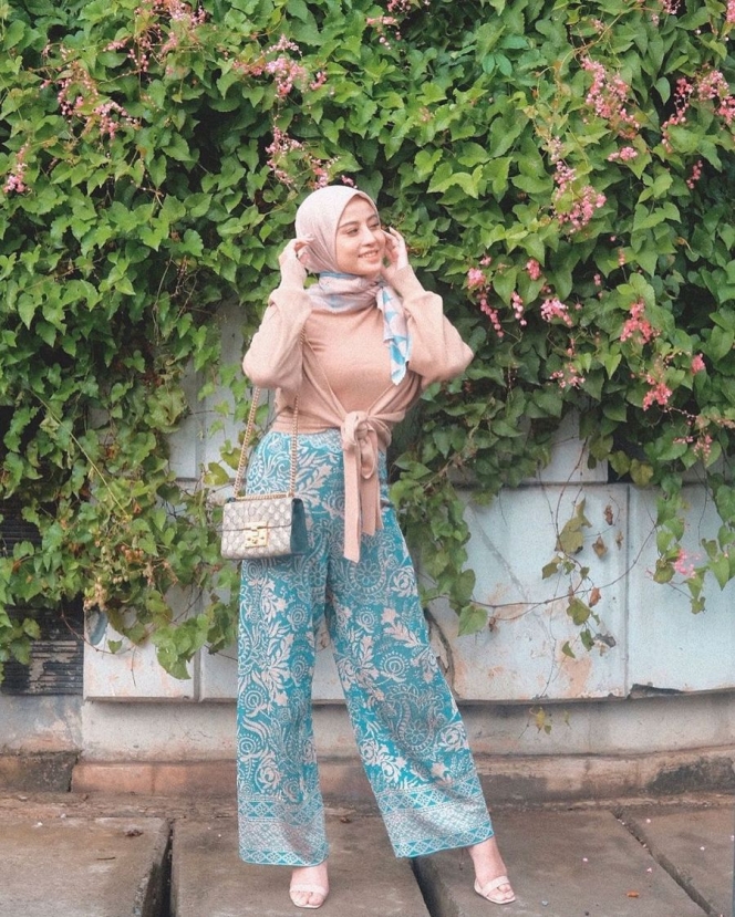 10 OOTD Ramadan ala Awkarin, Bisa Jadi Inspirasi Outfit Buat Bukber nih!