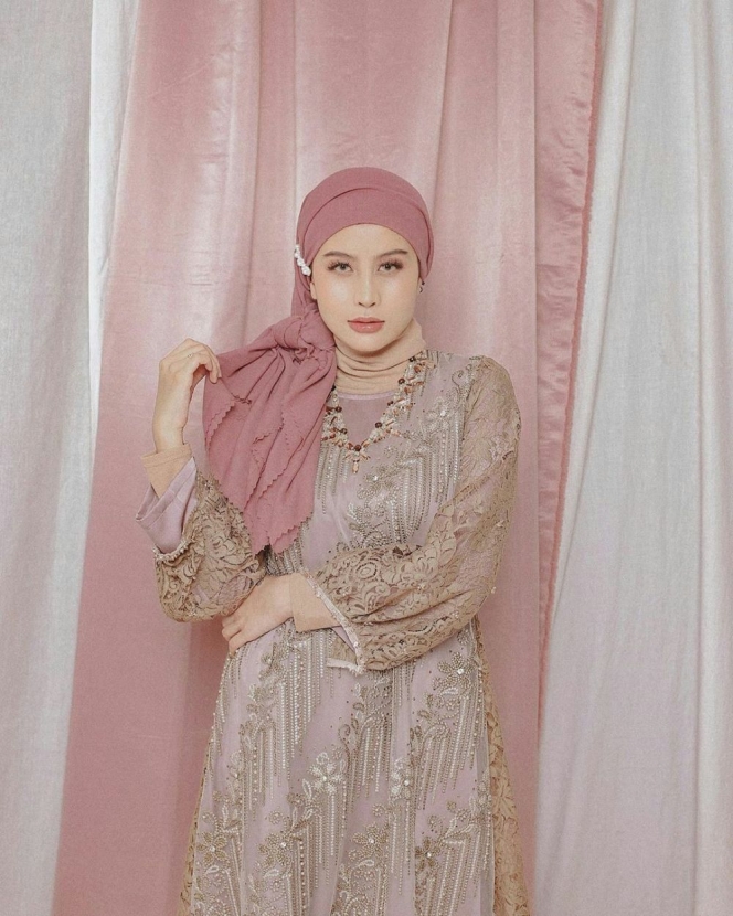 10 OOTD Ramadan ala Awkarin, Bisa Jadi Inspirasi Outfit Buat Bukber nih!