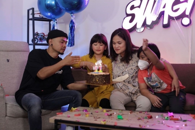 Potret Kemesraan Wendi Cagur dan Sang Istri, Rayakan Anniversary Pernikahan ke-11 Tahun