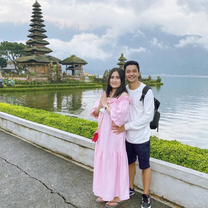 10 Potret Liburan Pertama Keluarga Adly Fairuz dan Angbeen Rishi Bareng Anak ke Bali