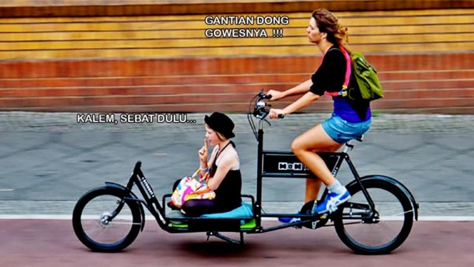 6 Potret Atraksi Emak-Emak Naik Sepeda, Bikin Melongo!
