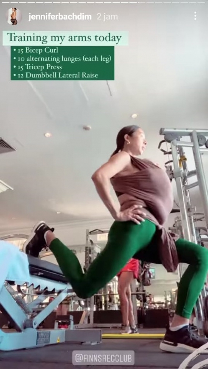 Supermom Banget, Berikut 6 Potret Jennifer Bachdim nge-Gym Sambil Gendong Sang Anak