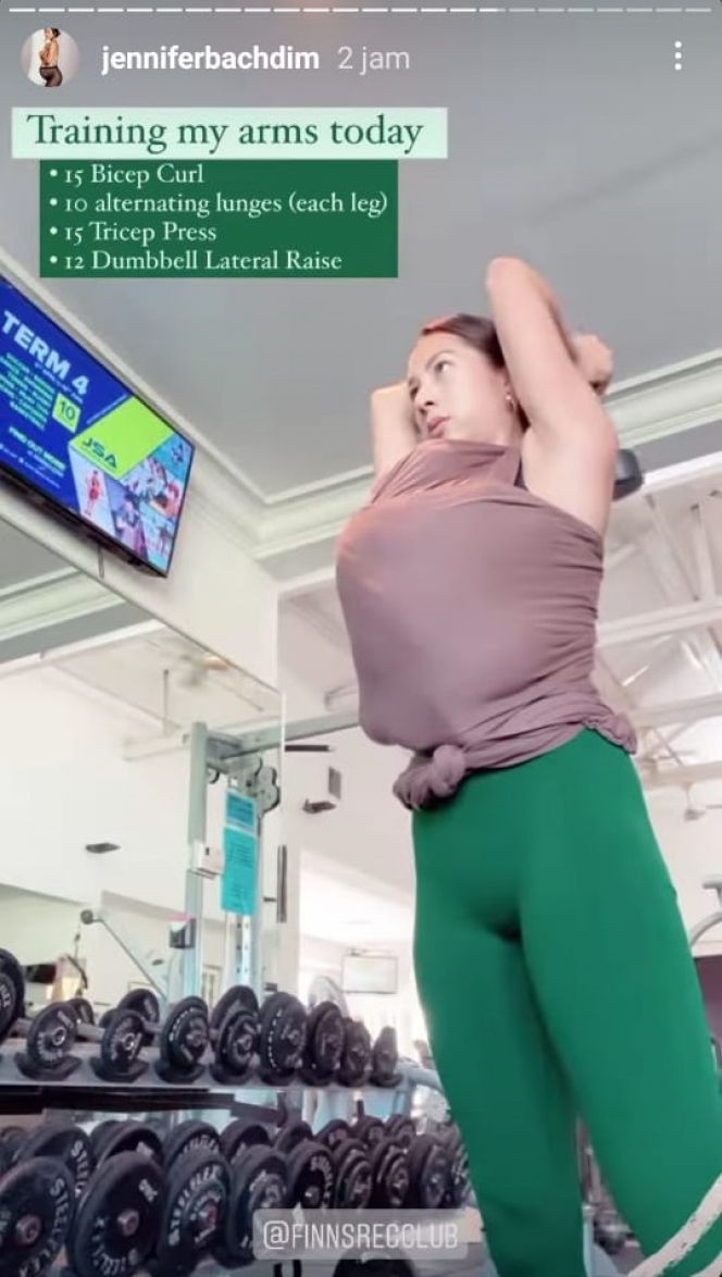 Supermom Banget, Berikut 6 Potret Jennifer Bachdim nge-Gym Sambil Gendong Sang Anak