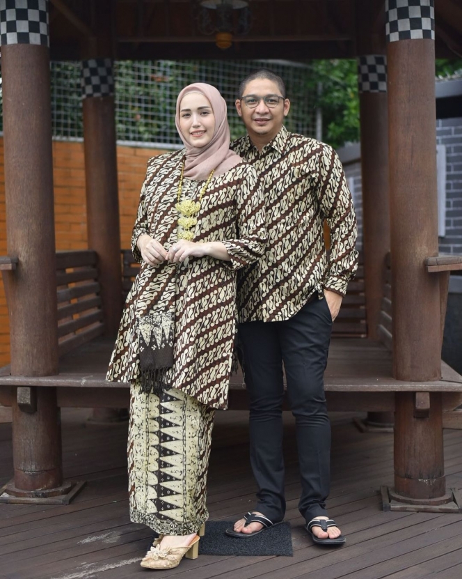 Mesra Banget, Berikut 10 Potret Pasha Ungu dan Sang Istri Pakai Baju Couple yang So Sweet Abis