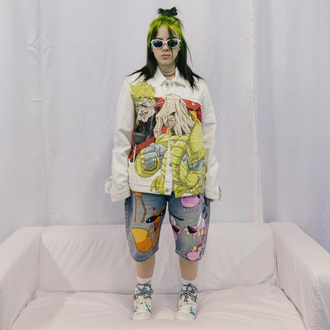 Heboh Tampil Terbuka, Berikut 8 Potret Gaya Fashion Billie Eilish yang Selalu Pakai Baju Kegedean