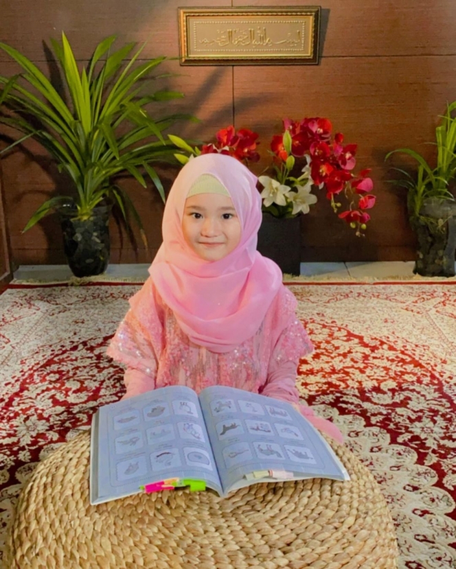 7 Gaya Hijab Anak Ayu Ting Ting Saat Jadi MC Acara Ramadan, Lucu dan Gemesin Banget